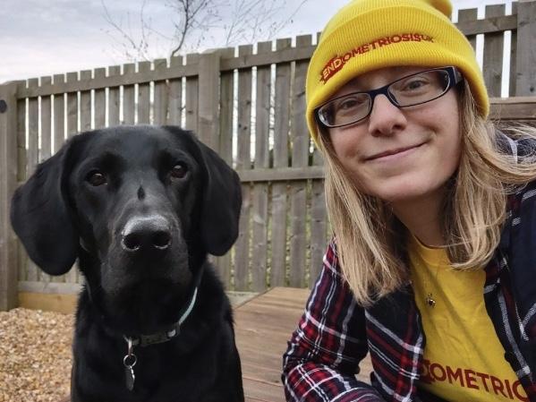 Foto von Vicky mit ihrem schwarzen Labrador Baxter
