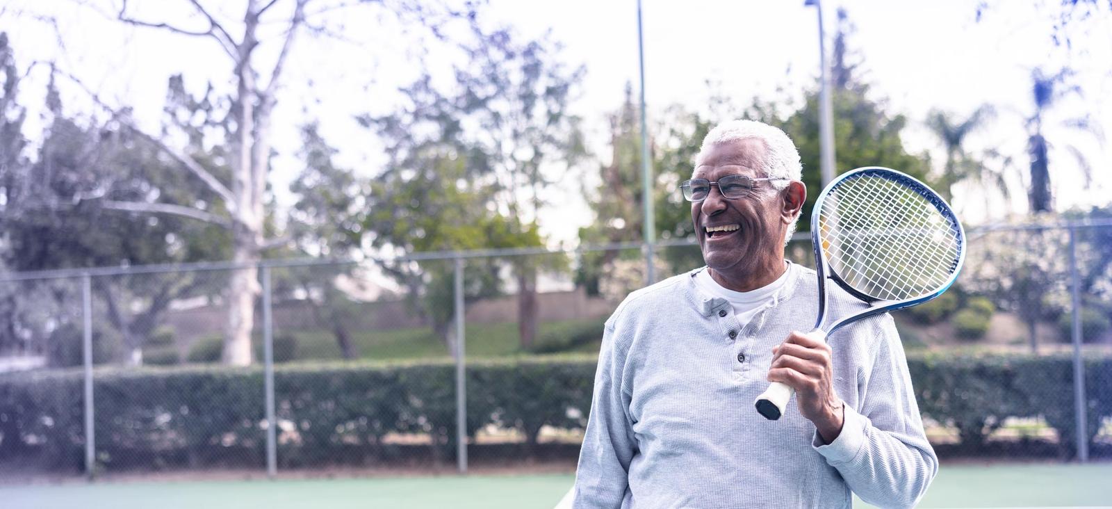 Foto eines Mannes, der einen Tennisschläger hält
