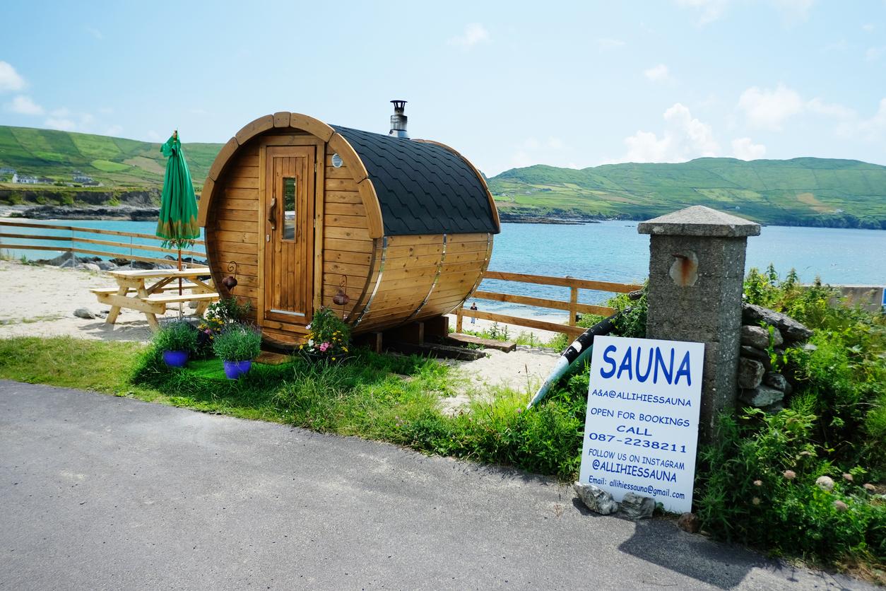 Foto einer kleinen Holzsauna am Meer in Irland