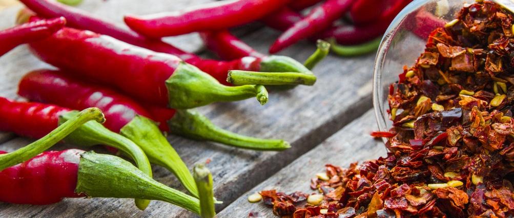 Rote Chilischoten und Flocken