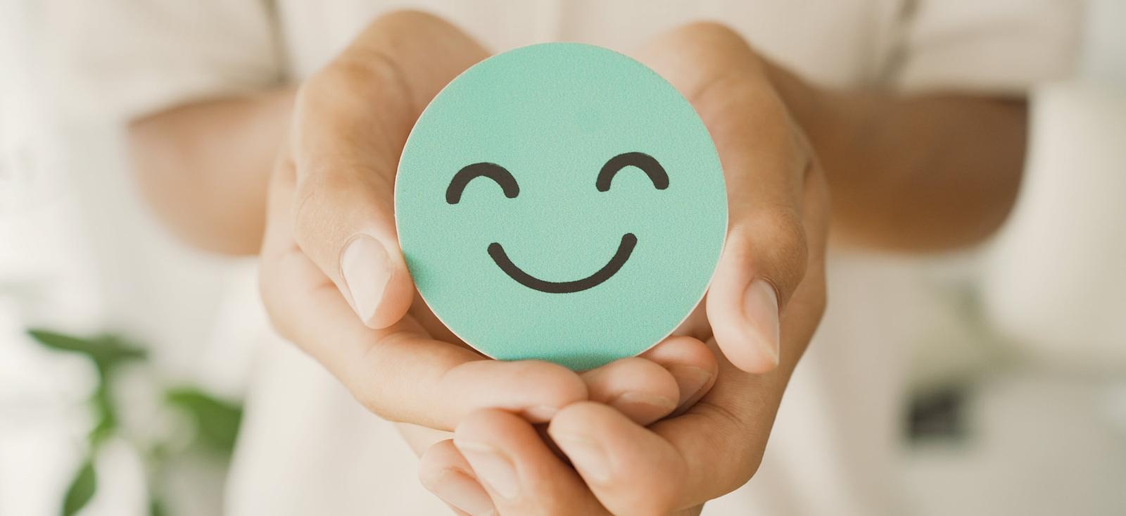 Eine Pappschablone mit einem Smiley.