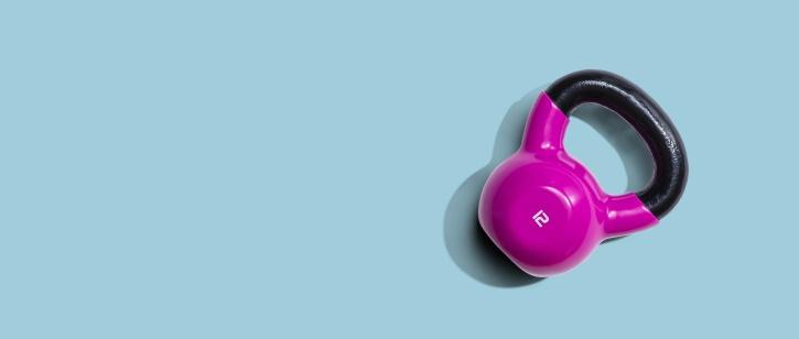 Lila Kettlebell vor blauem Hintergrund