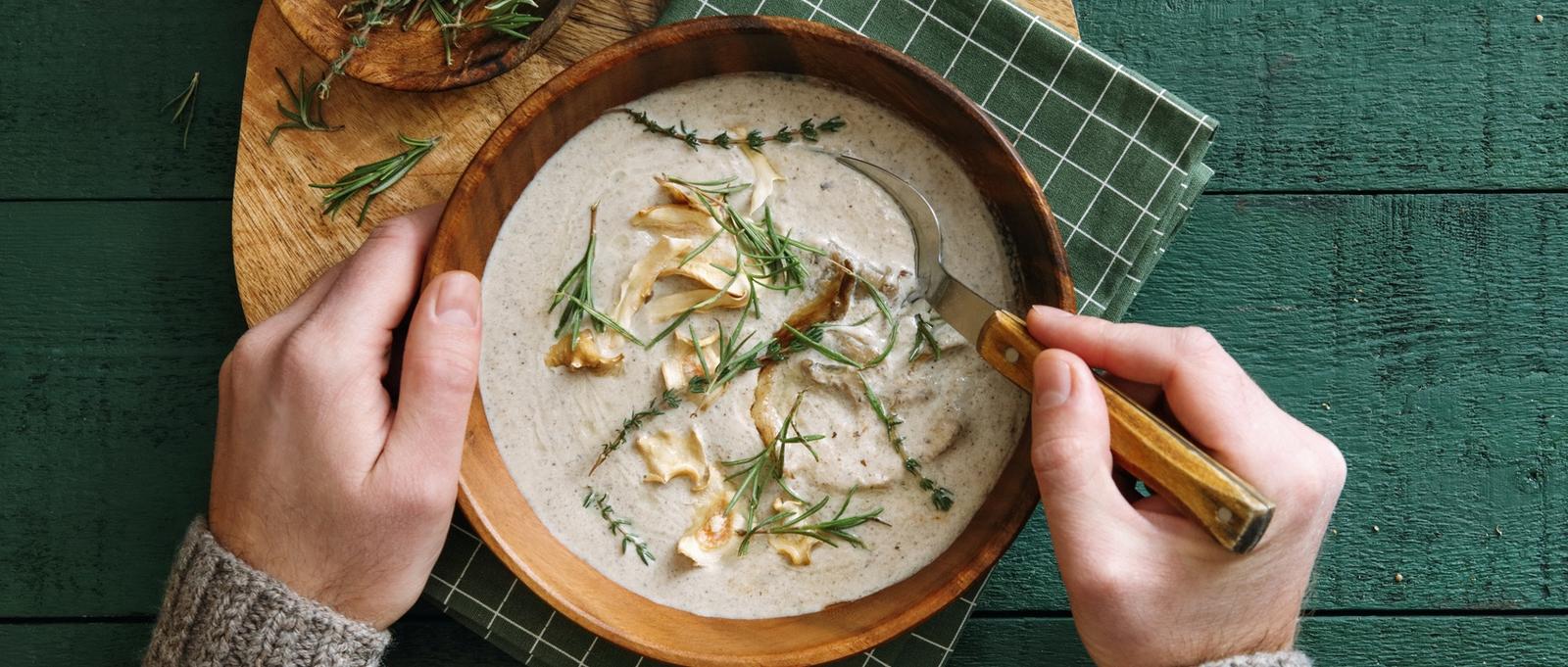 Vegane cremige Wildpilzsuppe mit Kräutern, empfohlen bei Mandelentzündung