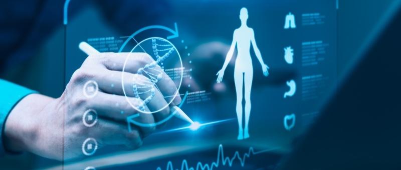Eine Hand interagiert mit einer digitalen medizinischen Schnittstelle, die die menschliche Körpersilhouette und Gesundheitsdaten in Blautönen zeigt.