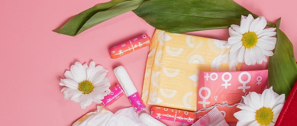 Menstruationstampons und -binden in der Kosmetiktasche.
