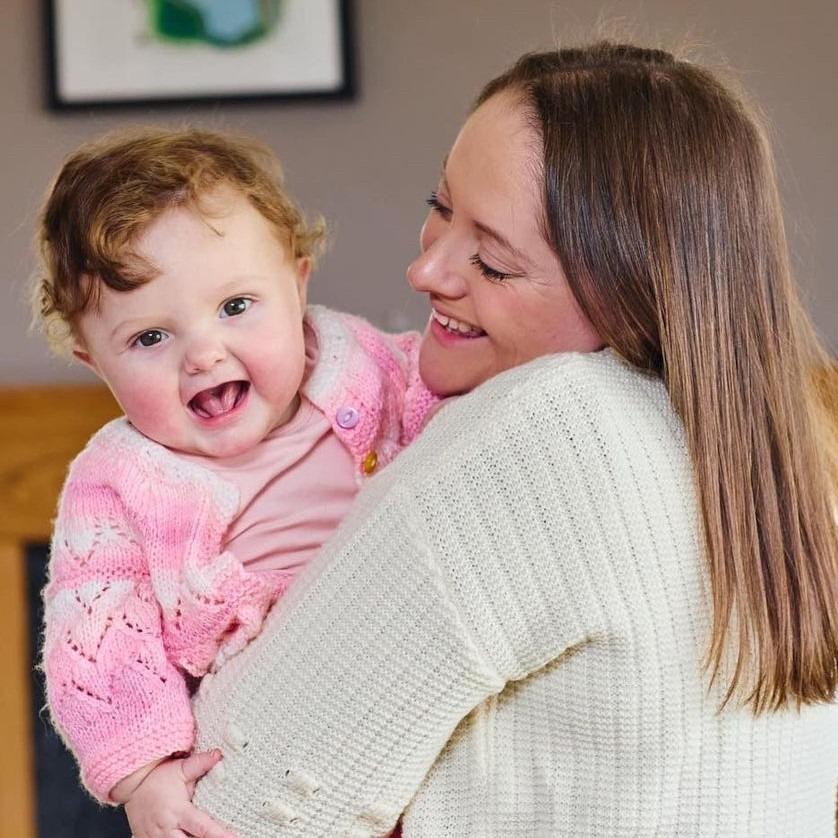 Keishas Baby guckt über ihre Schulter