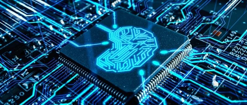 Computerchip mit blau leuchtendem, gehirnförmigem Schaltungsmuster auf dunklem Leiterplattenhintergrund.