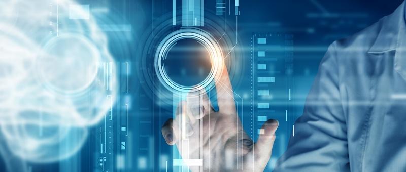 Die Hand berührt eine leuchtende digitale Schnittstelle mit kreisförmigen Elementen und Datenvisualisierungen in Blautönen.