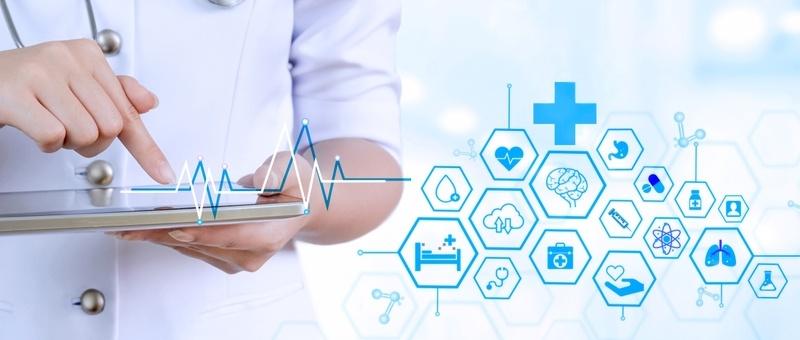 Fachkraft im Gesundheitswesen mit Tablette mit digitalen medizinischen Symbolen und Herzschlag Liniengrafik in blau