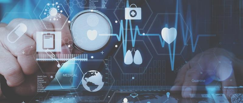 Digitale Gesundheitsschnittstelle mit medizinischen Symbolen, Herzschlaglinie und Symbolen zur virtuellen Gesundheitsüberwachung auf blauem Hintergrund.