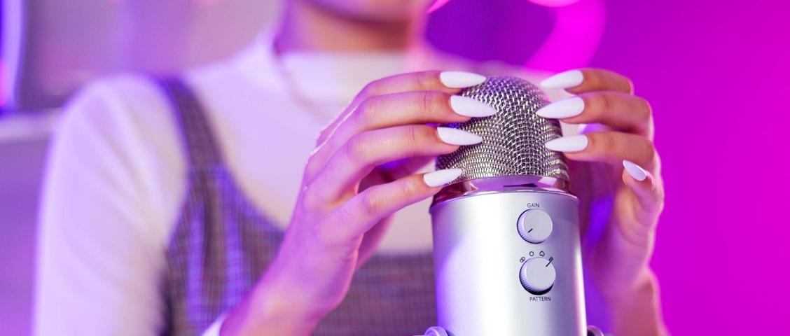 Nägel, ASMR und Hände mit Mikrofon, Frau und Neonlicht mit Podcast, Content Creation und Technik. Home, Broadcast und Audio für Stressabbau mit Person Influencer mit Aufnahme für Ton