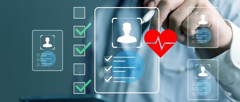 Eine Hand interagiert mit einer digitalen Gesundheitsschnittstelle, die Patientenprofile, Checklisten und ein Herzfrequenzsymbol anzeigt.