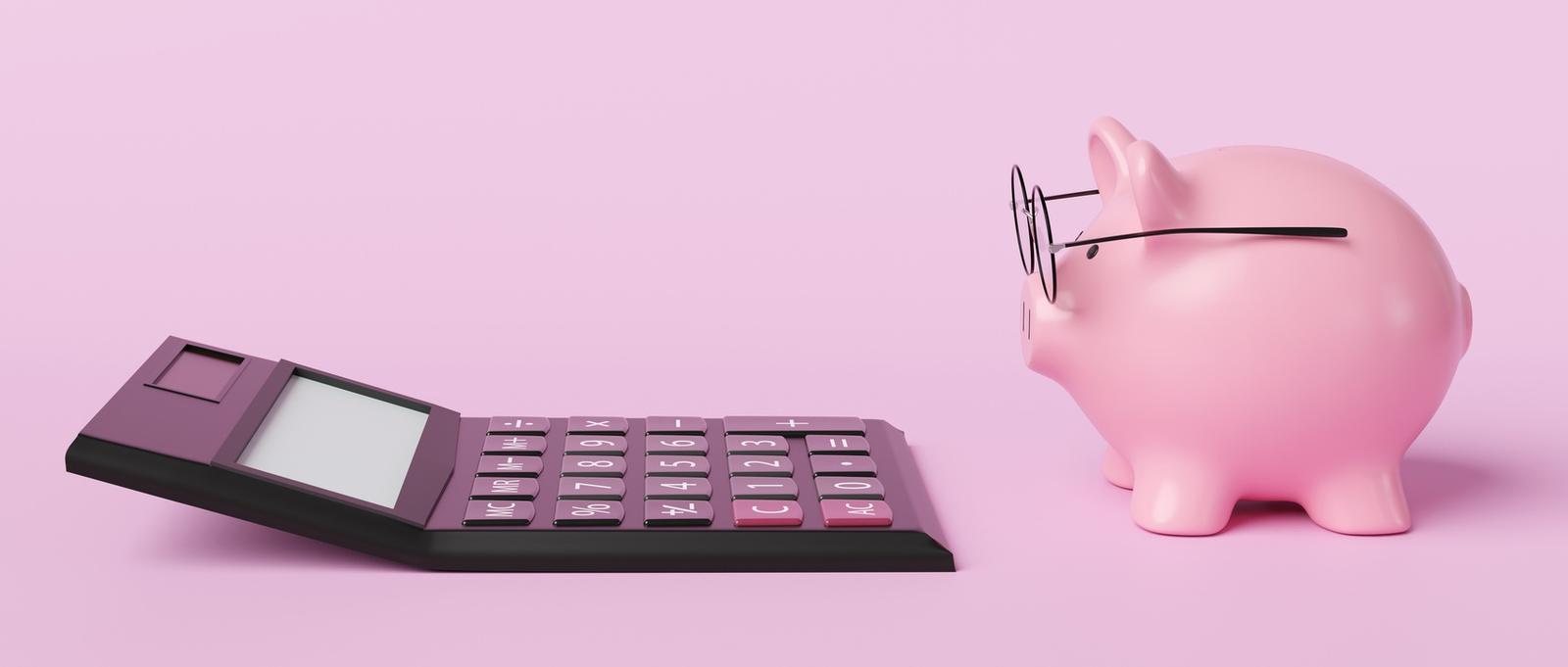 Rosa Sparschwein mit Brille vor einem schwarzen Taschenrechner auf rosa Hintergrund.