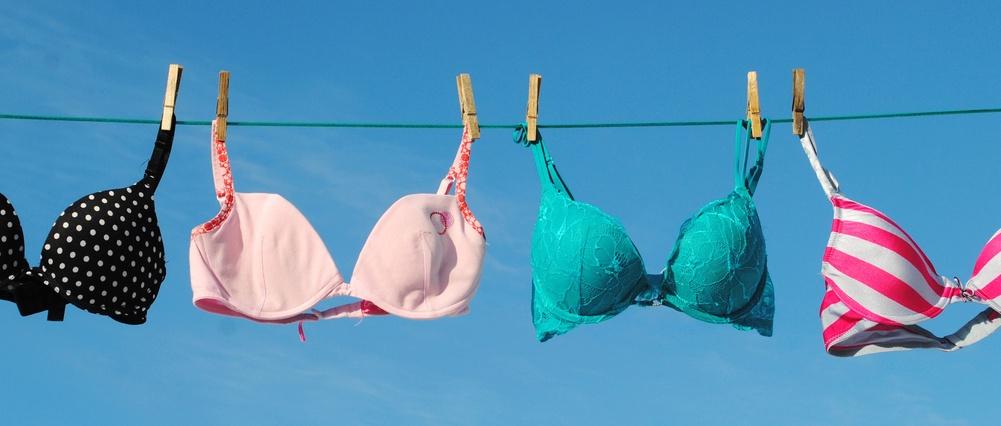 Vier bunte BHs auf der Wäscheleine