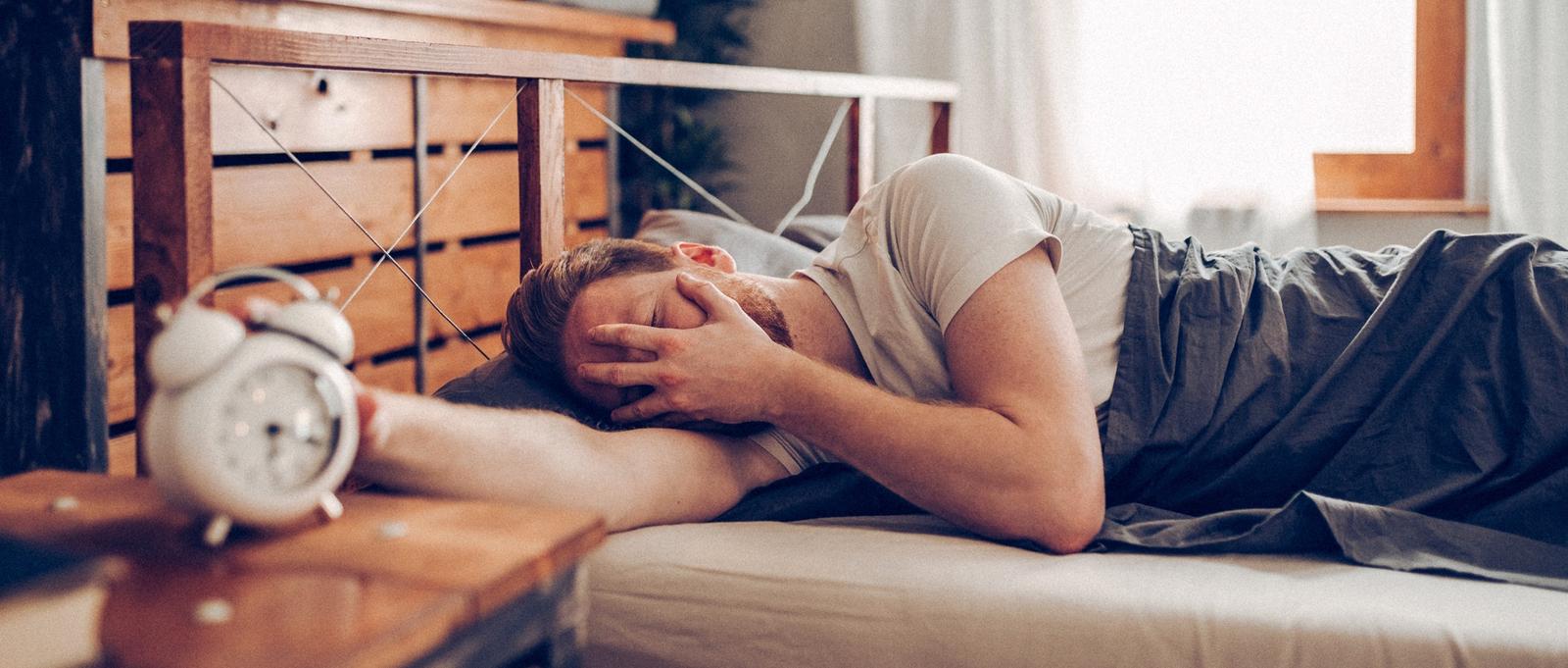 Männer im Bett, die müde aussehen