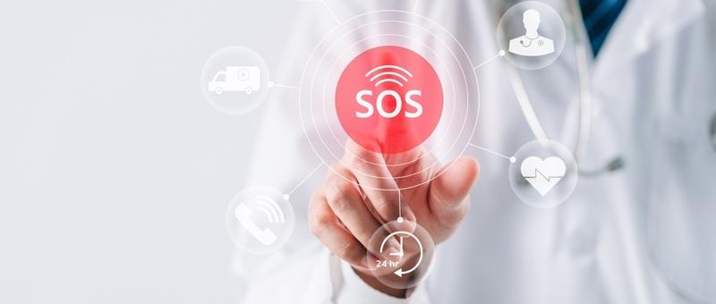 Eine medizinische Fachkraft berührt eine digitale SOS-Taste, umgeben von Symbolen aus dem Gesundheitswesen, darunter ein Krankenwagen und Herzschlagsymbole.