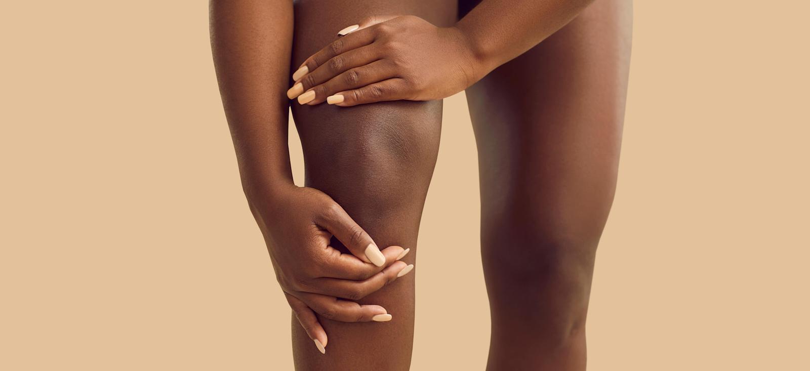 Eine Nahaufnahme der Knie einer Frau.