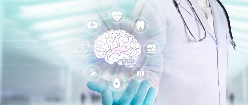 Medizinisches Fachpersonal in Handschuhen zeigt ein digitales Hologramm des Gehirns, umgeben von Symbolen aus dem Gesundheitswesen auf hellblauem Hintergrund.