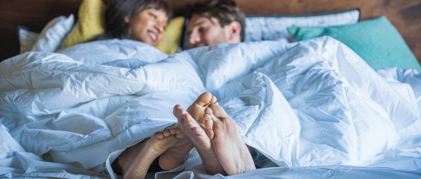 Pärchen im Bett nach dem Sex