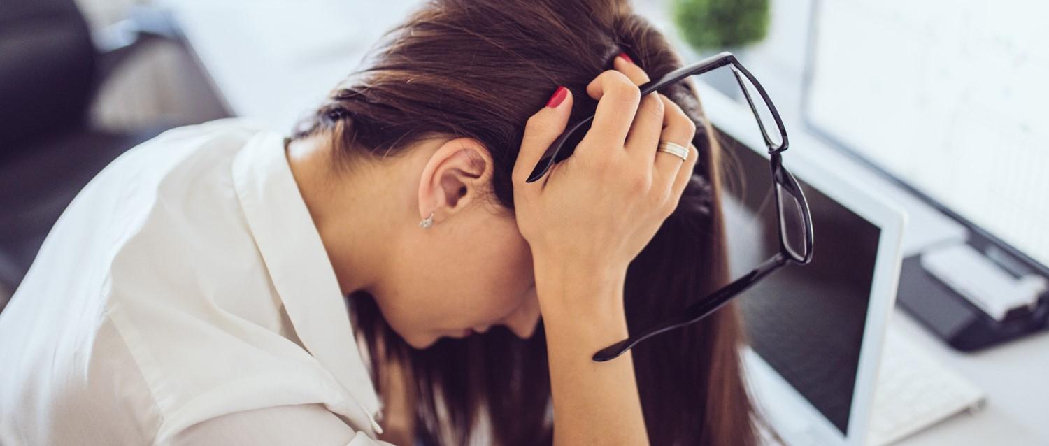 Frau gestresst bei der Arbeit