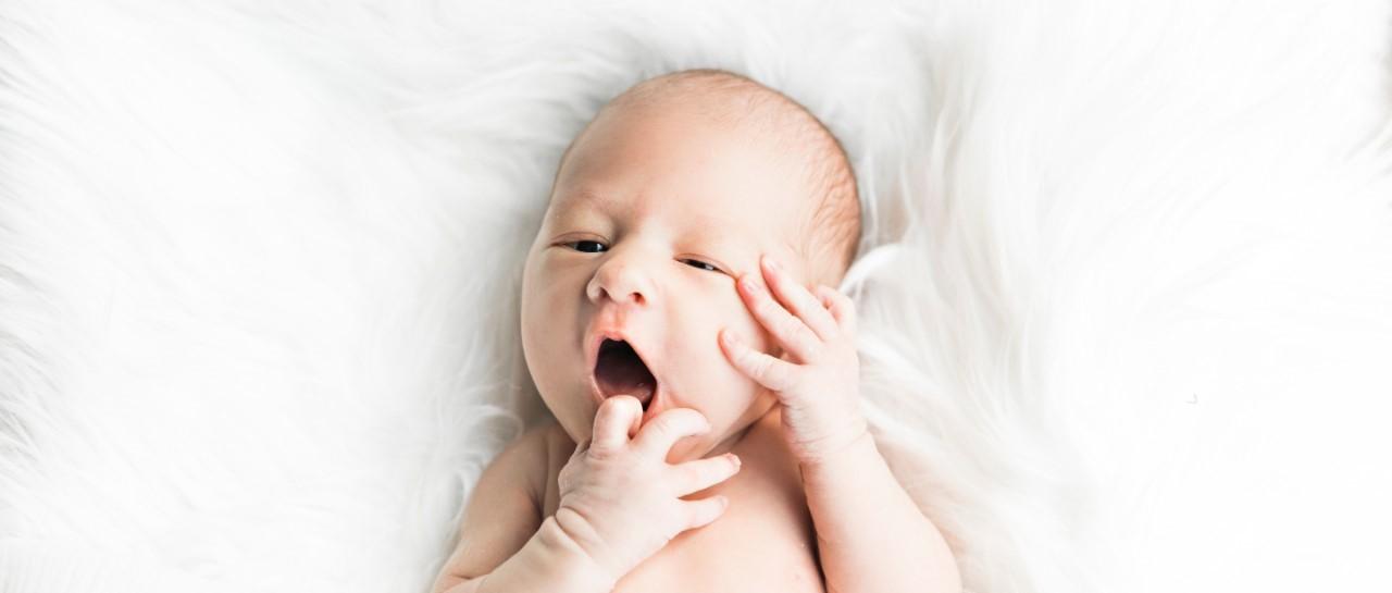 Baby gähnt