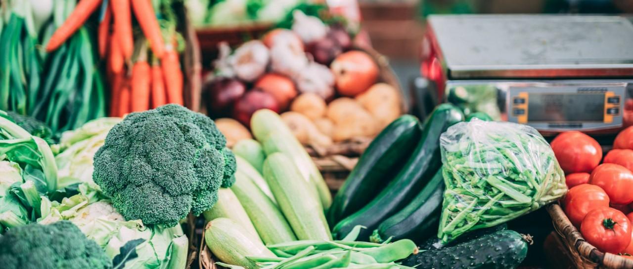 Wie man sich mit einem knappen Budget gesund ernährt