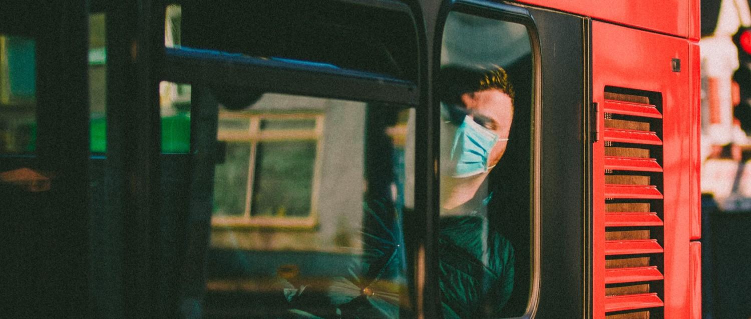 Wie Sie Ihr Coronavirus-Risiko in öffentlichen Verkehrsmitteln verringern können