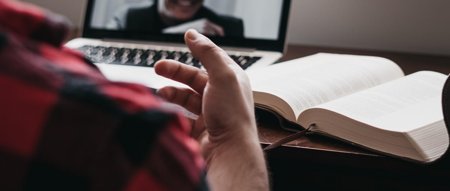 Wie man mit jemandem spricht, der bei Impfungen zögert