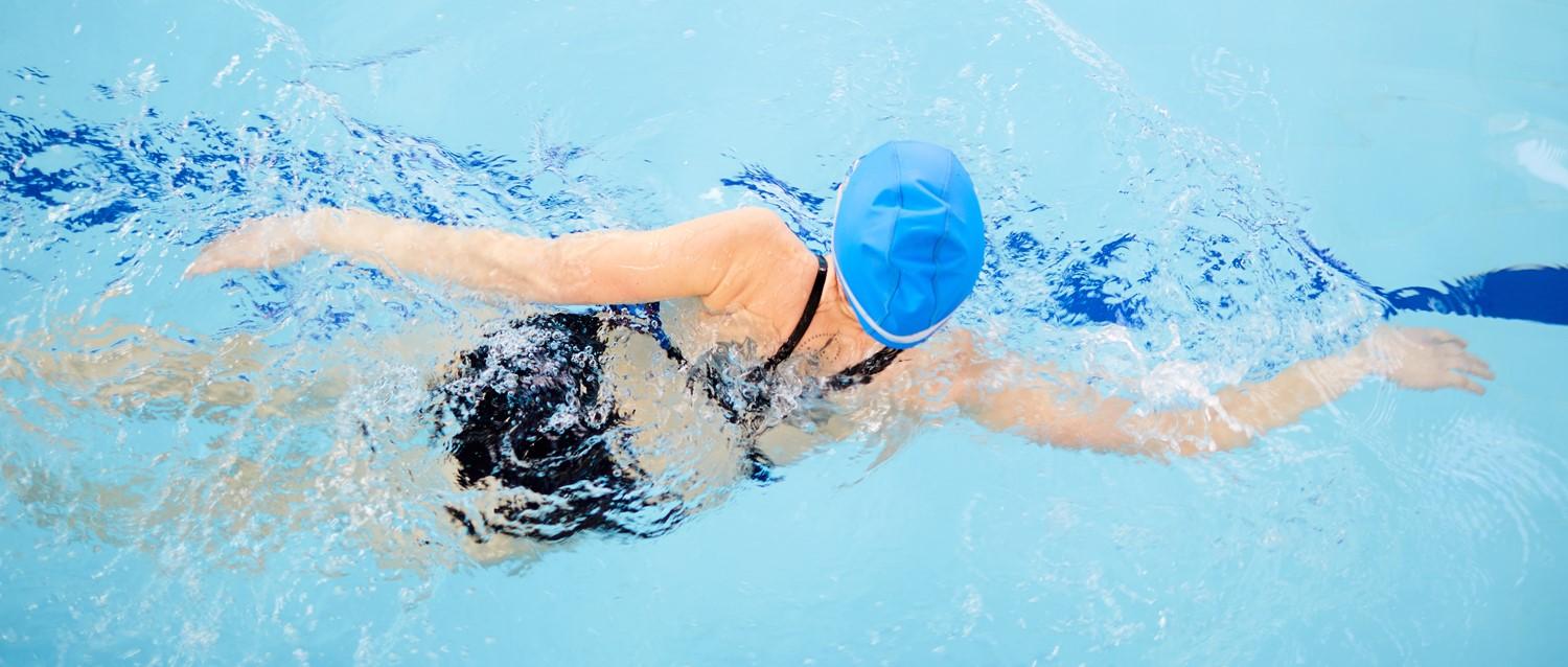 Sollte man vor dem Schwimmen etwas essen und welche Lebensmittel sind am besten geeignet?