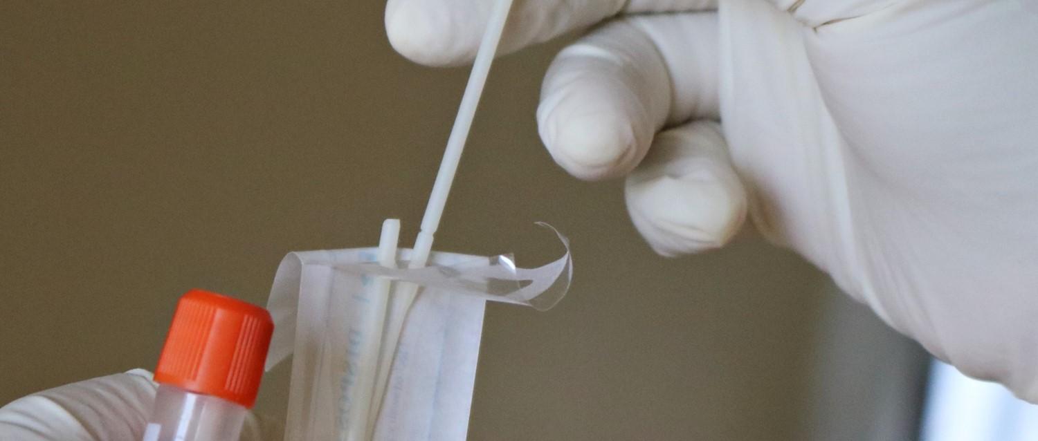 COVID-19: Wann sollten Sie einen Lateral Flow Test und wann eine PCR durchführen?