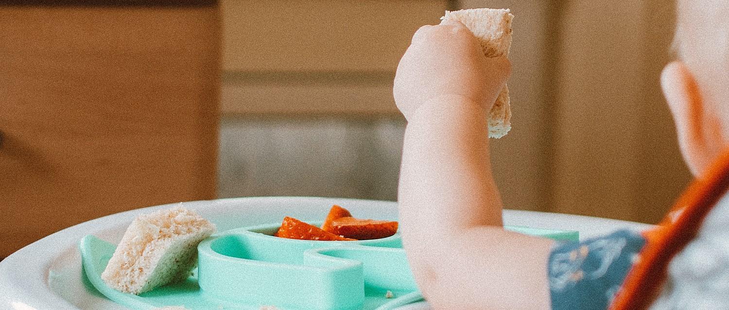 Wie man ein Baby mit einer Kuhmilcheiweißallergie (CMPA) abstillt