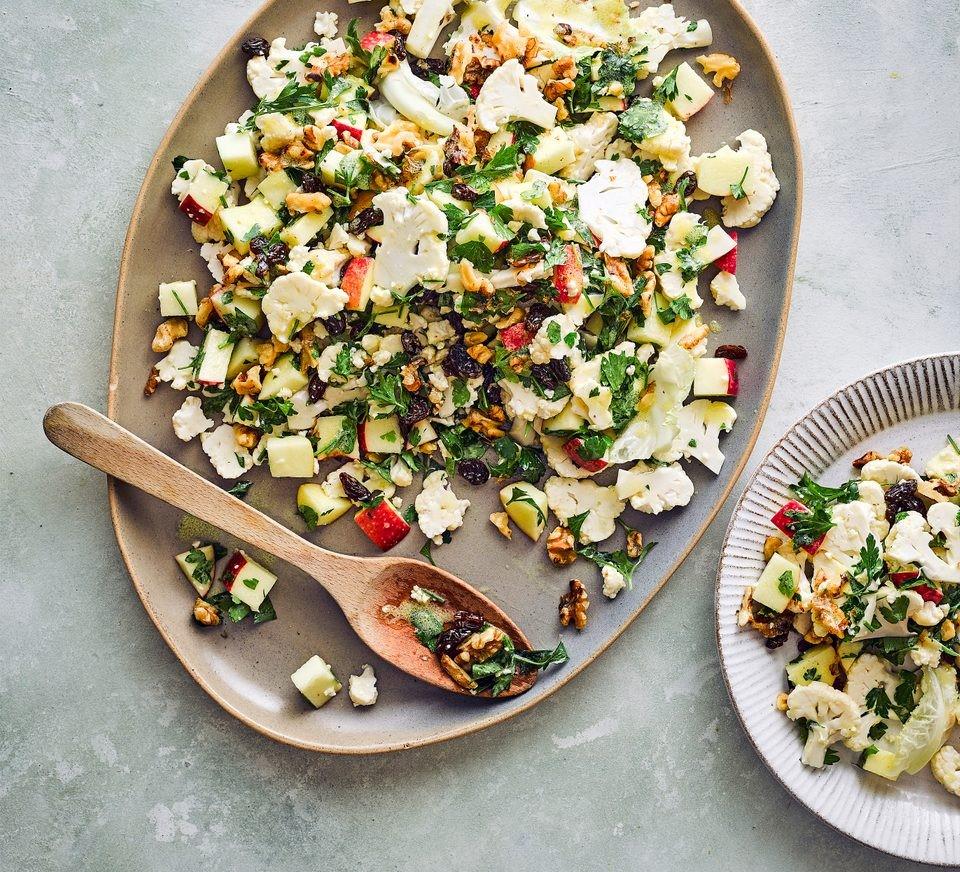 Salat mit Walnüssen, Blumenkohl und Äpfeln