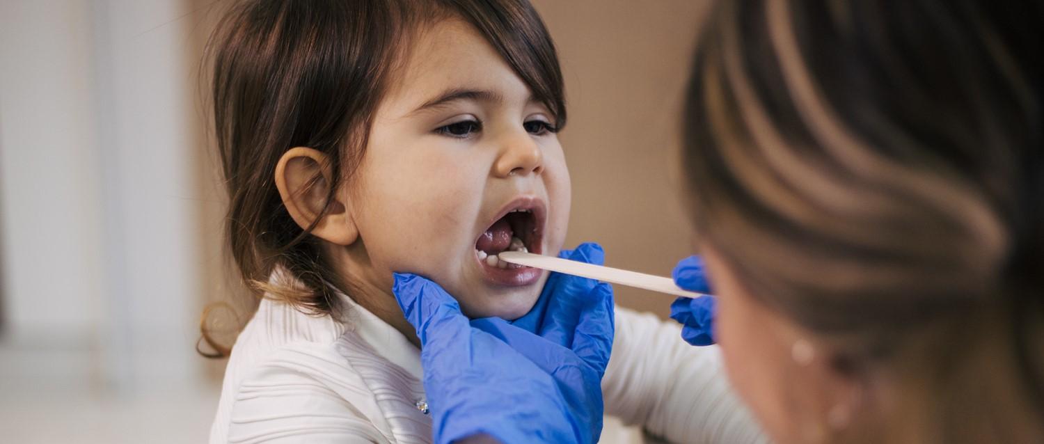 Wie man eine Mandelentzündung bei Kindern behandelt